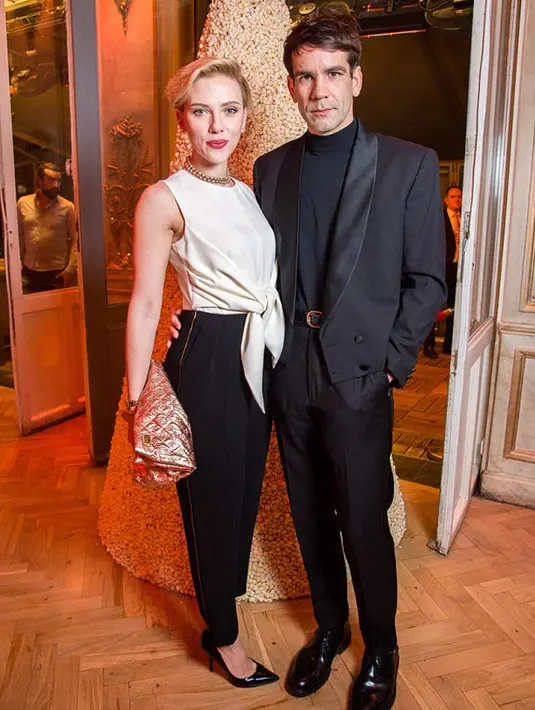 Meskipun terlihat bahagia, ibu satu anak ini tetap tidak memperlihatkan cincin pernikahannya pada kamera. Hal ini tentu saja menajdi pertanyaan baru dimana sebenarnya cincin pernikahan mereka. (doc.dailymail.com)