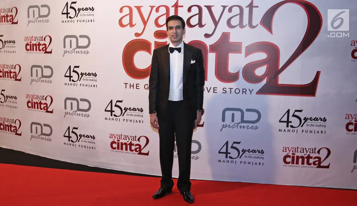 Produser Manoj Punjabi berpose untuk difoto saat menghadiri gala premiere film Ayat Ayat Cinta 2 di Jakarta, Kamis (07/12). (Liputan6.com/Herman Zakharia)