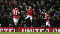 Wayne Rooney melakukan selebrasi usai cetak gol MU ke gawang Stoke (Reuters)