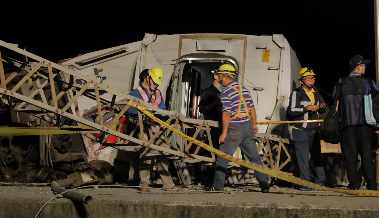 Tim penyelamat mencari korban tergelincirnya kereta Puyuma Express di Yilan, Taiwan, Minggu (21/10). Kecelakaan kereta ini merupakan yang terburuk di pulau itu selama lebih dari 25 tahun. (Daniel M Shih/AFP)