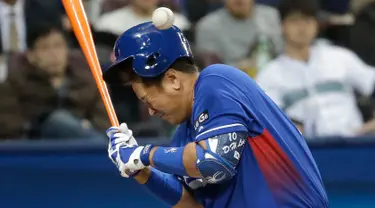 Pemain Baseball asal Korea Selatan Lee Dae-ho terkena bola di kepalanya selama inning kedua pertandingan putaran pertama World Baseball Classic di Gocheok Sky Dome di Seoul, Korea Selatan, Kamis, 9 Maret 2017. (AP Photo / Ahn Young-joon)