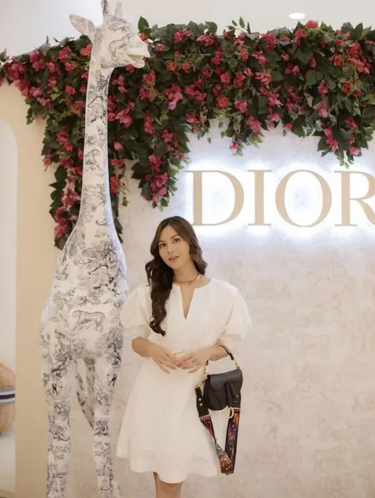 Jessica Mila tampil elegan mengenakan mini dress putih lengan pump dengan menenteng tas Dior hitam. @jscmila