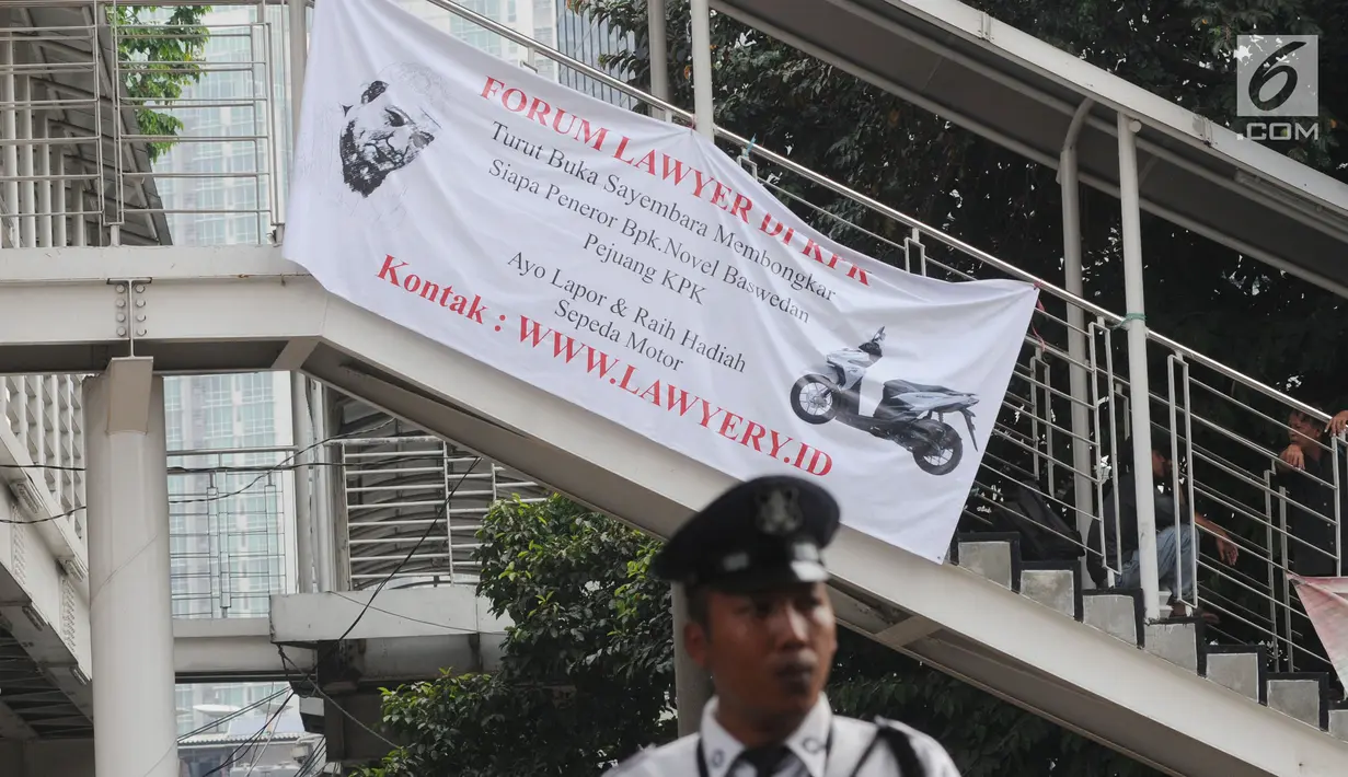 Sebuah banner bertuliskan sayembara kasus penyiraman air keras terhadap penyidik Novel Baswedan terpasang di seberang Gedung KPK, Jakarta, Senin (6/8). Hal ini dilakukan  karena sudah 16 bulan kasus itu tidak kunjung terungkap. (Merdeka.com/Dwi Narwoko)