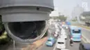 CCTV sistem Electronic Traffic Law Enforcement (ETLE) terpasang di JPO Jalan Medan Merdeka Barat, Jakarta, Senin (1/7/2019). Jembatan MRT dekat Kemenpan RB, JLNT Sudirman-Thamrin, Simpang Sarinah, Simpang Patung Kuda, dan JPO Plaza Gajah Mada juga kini dipasangi CCTV. (merdeka.com/Iqbal Nugroho)