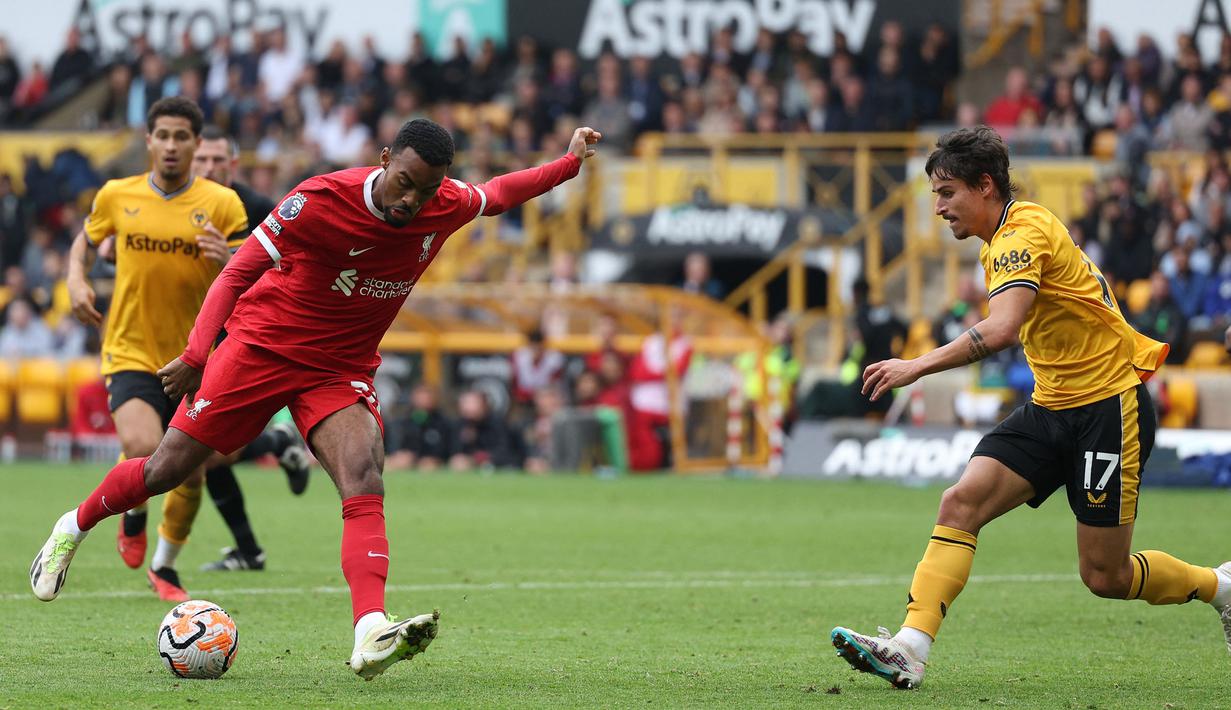 Ryan Gravenberch direkrut oleh Liverpool dari Bayern Munchen bursa transfer musim panas 2023 lalu dengan biaya 40 juta euro. Ia dibeli The Reds untuk mengisi lini tengah yang ditinggal beberapa pemain senior pada musim panas 2023. Tak butuh lama, pemain 21 tahun itu langsung mendapatkan banyak kesempatan bermain oleh Jurgen Klopp. Gravenberch sejauh ini telah membuat 22 penampilan dengan mencetak 2 gol dan 2 assist. (AFP/Adrian Dennis)