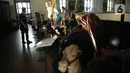 Pengunjung melihat ornamen Kisah kelahiran Yesus di dalam Gereja Katedral, Jakarta, Selasa (19/12/2023). (merdeka.com/Imam Buhori)