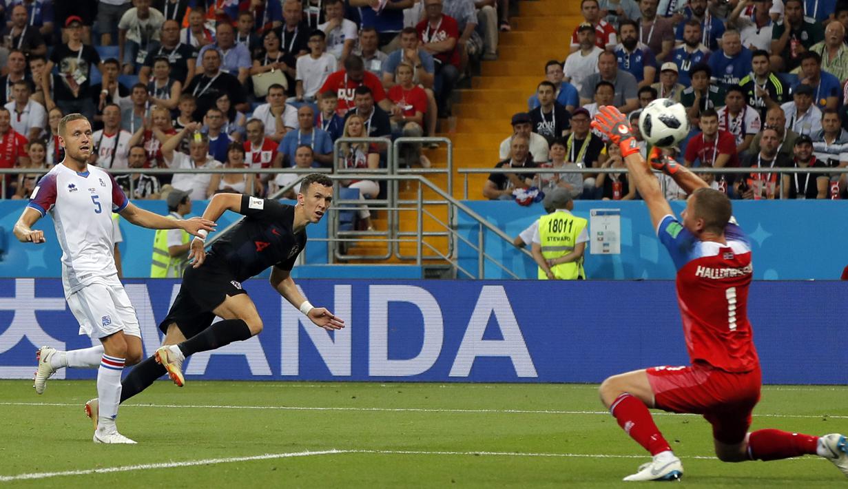 Proses terjadinya gol yang dicetak gelandang Kroasia, Ivan Perisic, ke gawang Islandia pada laga grup D Piala Dunia di Rostov Arena, Rostov-on-Don, Selasa (26/6/2018). Kroasia menang 2-1 atas Islandia. (AP/Vadim Ghirda)