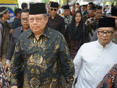 Presiden ke-6 RI Susilo Bambang Yudhoyono tiba di rumah duka Presiden ke-3 RI BJ Habibie di Kuningan, Jakarta, Kamis (12/9/2019). Kedatangan SBY yang didampingi kedua anaknya, AHY dan Ibas, serta menantunya Annisa Pohan, untuk menyampaikan belasungkawa. (Liputan6.com/Immanuel Antonius)