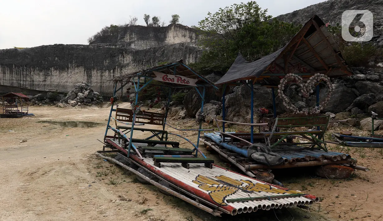 Perahu bambu terlihat di tempat rekreasi penambangan batu kapur di Bukit Jaddih, Bangkalan, Madura, Jawa Timur, Minggu (3/11/2019). Hingga saat ini tempat tersebut masih aktif sebagai lokasi penambangan batu kapur. (Liputan6.com/JohanTallo)