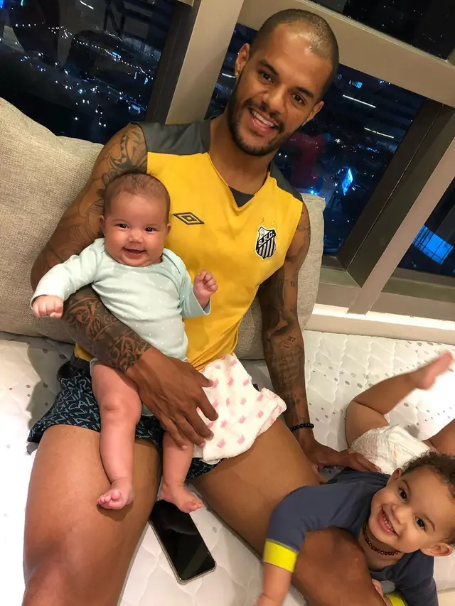 Jarang Tersorot, Ini 6 Potret Hangat David Da Silva dengan Sang Anak