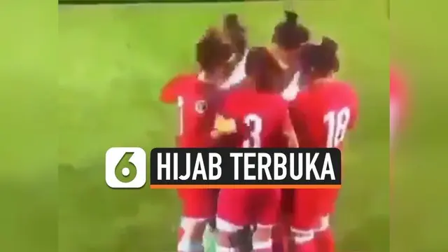 Momen menarik terjadi saat final Liga Sepak Bola Putri Yordania. Seorang pesepak bola mendapat perlindungan dari pemain lawannya saat membetulkan hijabnya yang terbuka di lapangan.