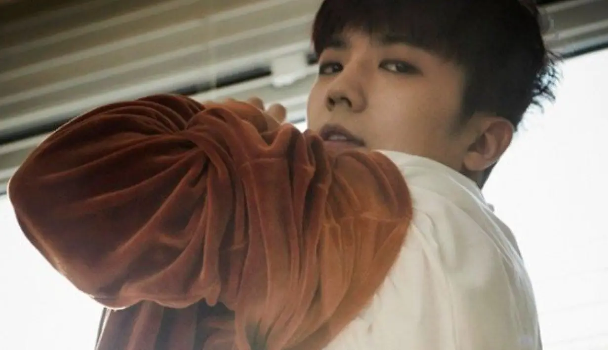 "Aku akhirnya menemukan cara, aku belajar menggambar, melakukan diving. Aku bersandar pada orang yang lebih tua dan aku membaca buku," tutupnya. (Foto: allkpop.com)