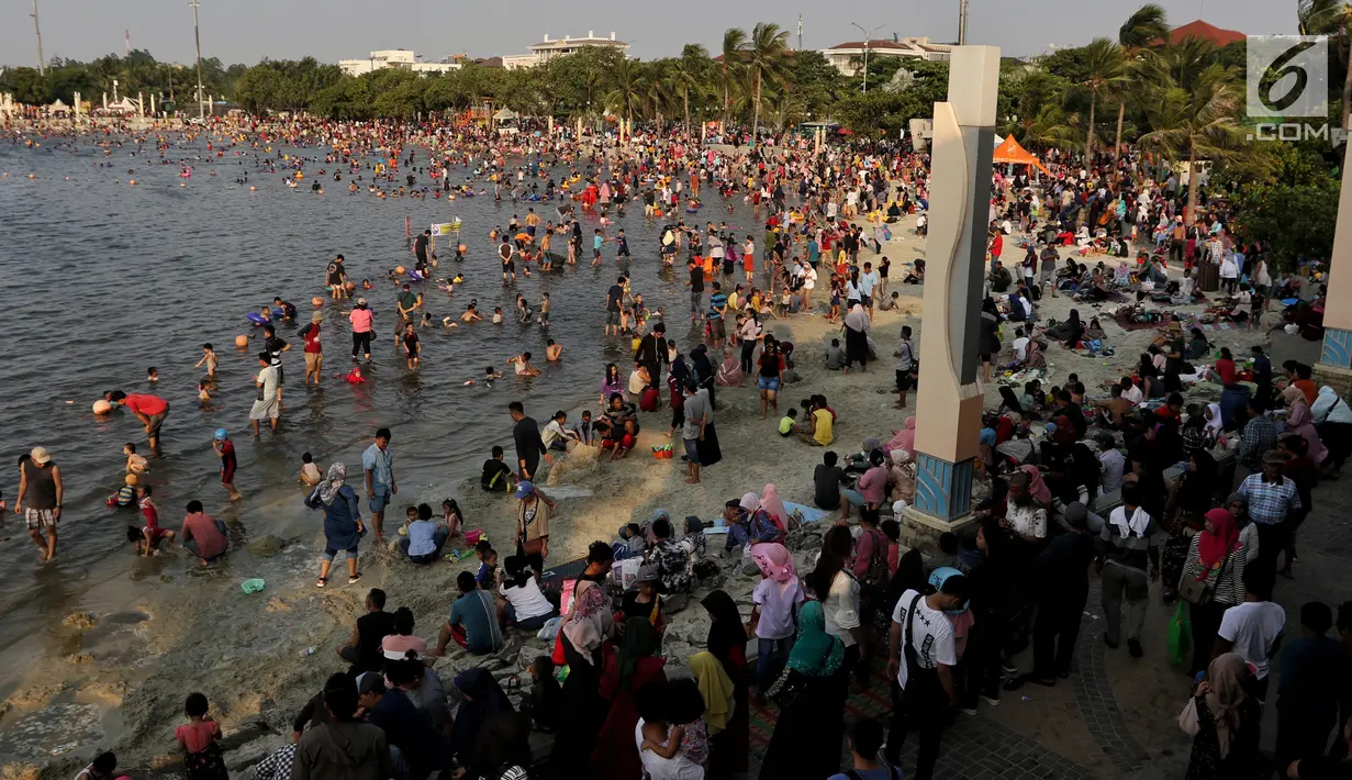 Warga memanfaatkan libur Idul Fitri 1440 H dengan memadati kawasan Beach Pool, Taman Impian Jaya Ancol, Jakarta, Kamis (6/6/2019). Sejumlah kawasan wisata di ibukota termasuk Taman Impian Jaya Ancol menjadi tujuan wisata masyarakat menghabiskan libur lebaran 2019. (Liputan6.com/Johan Tallo)