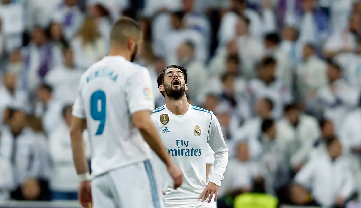 Penyerang Real Madrid, Isco bereaksi setelah pemain Leganes mencetak gol pada leg kedua perempatfinal Copa del Rey di Santiago Bernabeu, Kamis (25/1). Real Madrid tersisih oleh Leganes pada perempat final dengan skor 1-2. (AP/Francisco Seco)