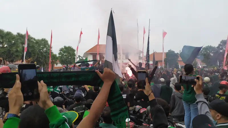 Bonek menggelar unjuk rasa di depan Gedung Negara Grahadi Surabaya, Kamis (25/11/2021). (Dian Kurniawan/Liputan6.com)