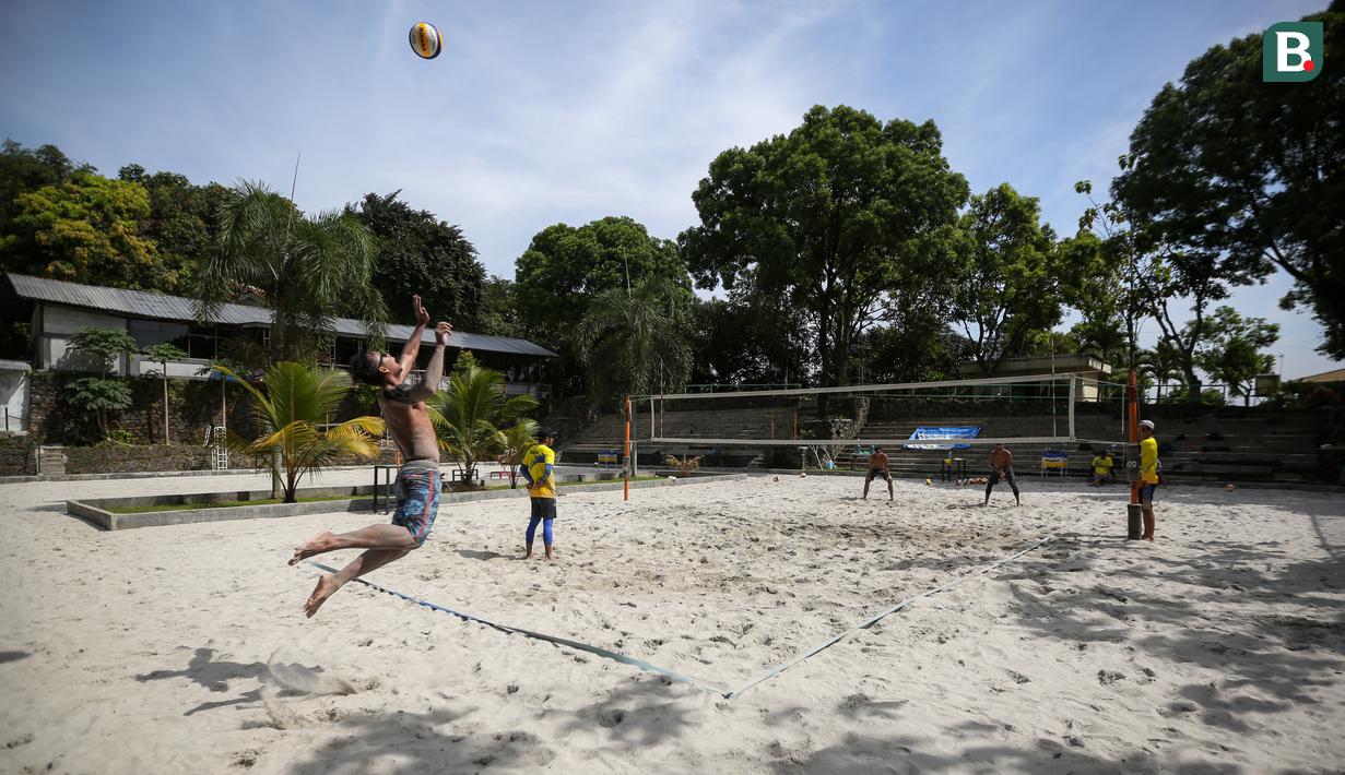 <p>Pemain voli pantai putra Indonesia, Ade Candra Rachmawan melakukan service saat latihan persiapan SEA Games 2021 di Padepokan Voli Jenderal Kunarto, Sentul, Rabu (27/04/2022). (Bola.com/Bagaskara Lazuardi)</p>