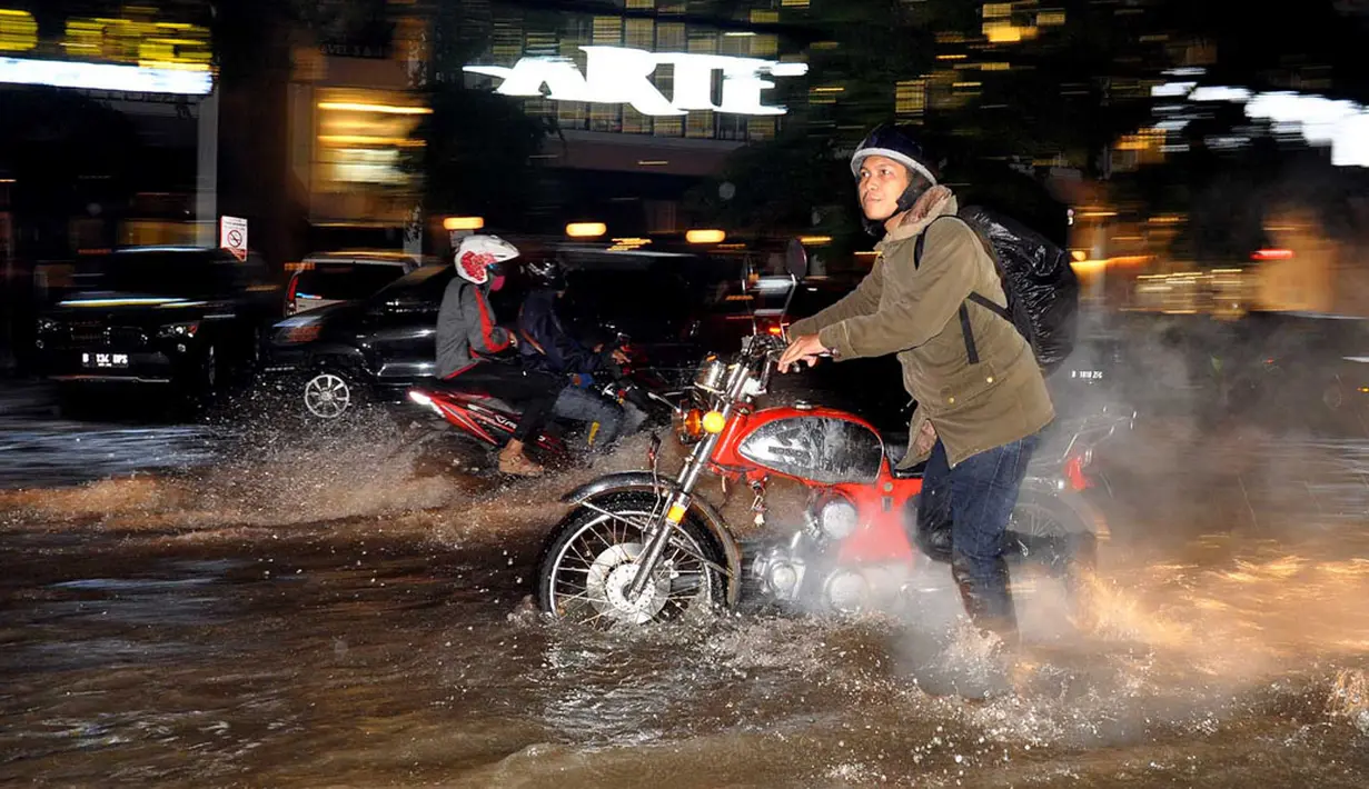 Beberapa motor mogok akibat mencoba menerobos banjir di kawasan Kemang, Jakarta Selatan, (11/8/2014).(Liputan6.com/Miftahul Hayat)