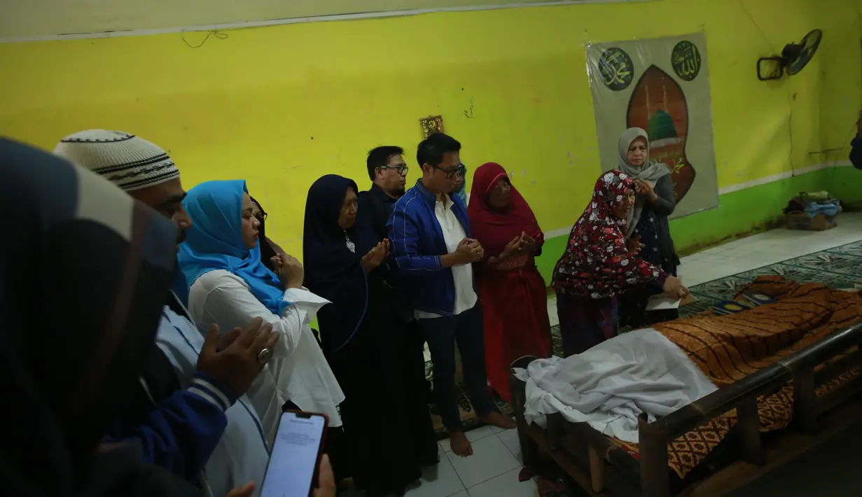 Eko Patrio sambangi korban banjir di Bidara Cina, Jakarta Timur Jumat (03/01/2020). (Foto: Deki Prayoga/Dream)