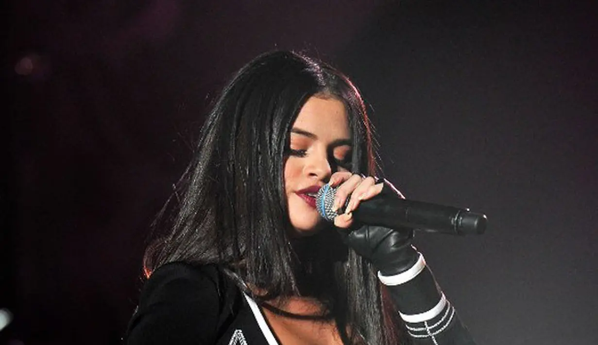 Selena memang benar-benar tidak merasa mengkhianati siapapun ketika bermesraan dengan kekasih barunya, The Weeknd. Jadi menurutnya, tidak perlu dibahas secara khusus oleh siapapun soal hubungannya ini. (AFP/Bintang.com)
