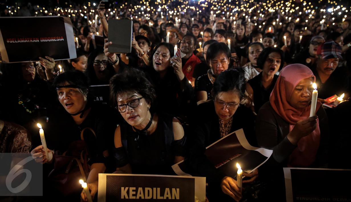  Ribuan pendukung Ahok menggelar acara Malam Solidaritas atas Matinya Keadilan di Tugu Proklamasi, Jakarta (10/05). Mereka datang mengenakan pakaian hitam-hitam. (Liputan6.com/Faizal Fanani)