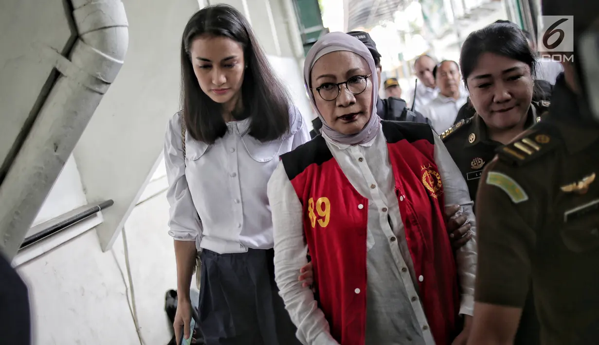 Terdakwa kasus dugaan penyebaran berita bohong atau hoaks Ratna Sarumpaet didampingi Atiqah Hasiholan tiba untuk menjalani sidang lanjutan di PN Jakarta Selatan, Selasa (7/5/2019). Sidang kali ini menghadirkan saksi meringankan dari pihak terdakwa. (Liputan6.com/Faizal Fanani)