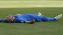 Striker Brasil, Neymar, melepas lelah usai mengalahkan Kosta Rika pada laga grup E Piala Dunia di Stadion Krestovsky, St Petersburg, Jumat (22/6/2018). Pada laga itu Neymar berhasil mencetak gol perdana di Piala Dunia 2018. (AP/Petr Josek)