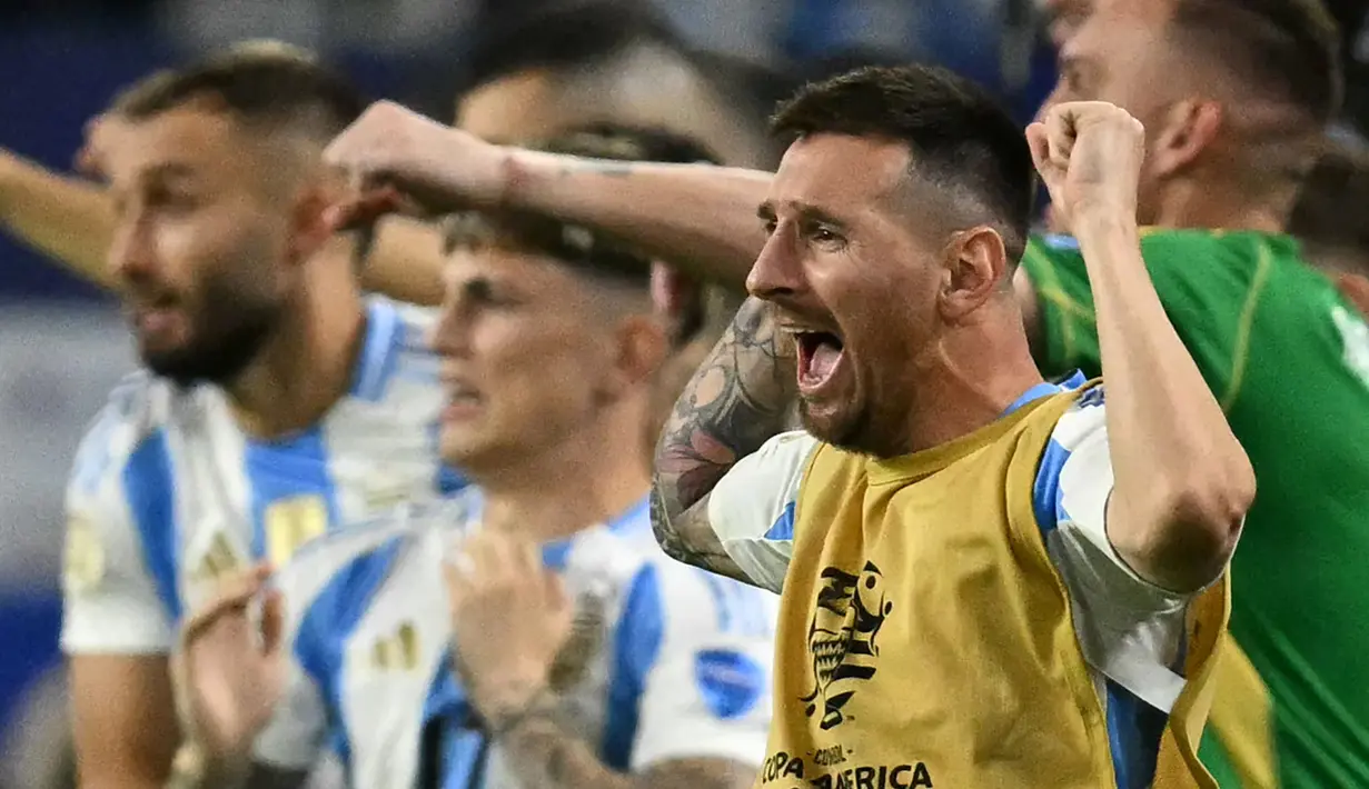 Ekspresi bahagia pemain Argentina, Lionel Messi saat merayakan kemenangan timnya atas Kolombia pada laga final Copa America 2024 di Hard Rock Stadium, Miami, Florida, Senin (15/07/2024) WIB. (AFP/Chandan Khanna)