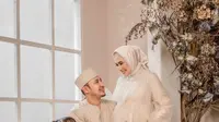 4. Dress dengan detail tulle itu dipadukan dengan hijab satin yang diikat simpel ke belakang oleh sang hijab stylist, Awanis. (Instagram/riomotret).