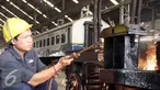 Seorang pekerja menyelesaikan perbaikan gerbong kereta api di Balai Yasa, Manggarai, Jakarta, Rabu (1/7/2015). PT KAI menyiapkan 30 perjalanan kereta api tambahan untuk mengangkut para pemudik jelang Lebaran. (Liputan6.com/Helmi Afandi)