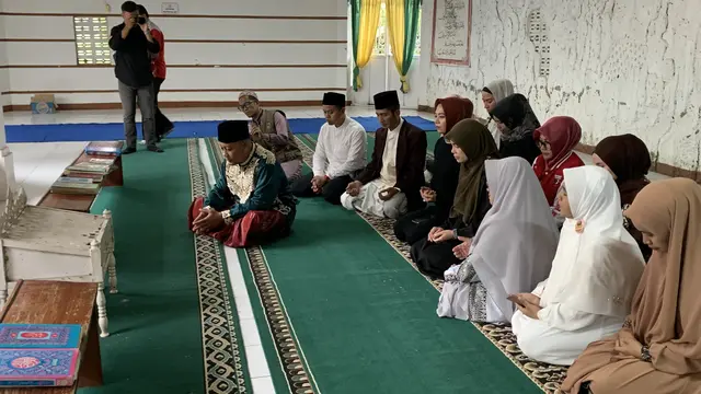 Istri calon Presiden (Capres), Ganjar Pranowo, Siti Atiqoh Supriyanti sowan ke Pondok Pesantren Gelar Peuteuycondong, Kec. Cibeber, Kabupaten Cianjur, Jawa Barat, Senin (4/12/2023).