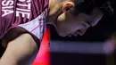 Pebulu tangkis tunggal putra Indonesia, Jonatan Christie berusaha memungut kok dalam laga 32 besar Indonesia Open 2025 melawan wakil Singapura, Jia Heng Jason Teh di Istora Senayan, Jakarta, Selasa (03/06/2025). (Bola.com/Bagaskara Lazuardi)