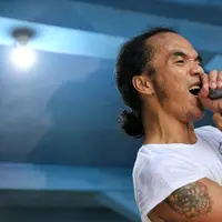 Sebuah panggung, sebagai menggelar konser mini showcase untuk menghibur para slanker yang telah memadati Warung Potlot. Lima lagu dibawakan oleh Slank. (Adrian Putra/Bintang.com)