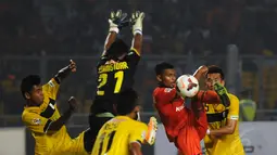Penjaga gawang Barito Putera, Syamsidar (kedua dari kiri) berusaha menahan bola hasil sepakan Syahrizal (Persija) saat berlaga di Stadion GBK, Jakarta, (5/9/2014). (Liputan6.com/Helmi Fithriansyah)