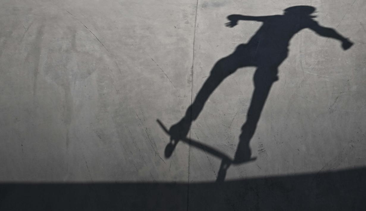 Bayangan dari atlet skateboard putri peserta Olimpiade Tokyo 2020 saat bertanding di Ariake Sports Park Skateboarding, Tokyo, Rabu (4/8/2021). (Foto: AFP/Lionel Bonaventure)