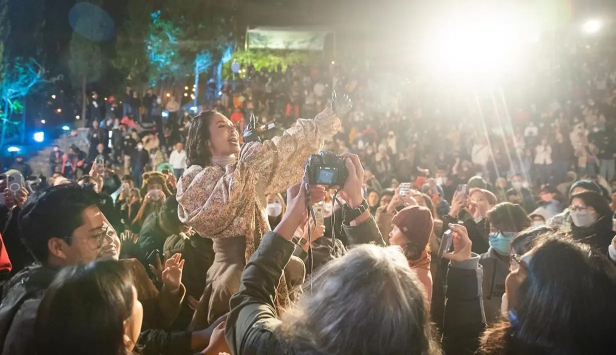 Menurut Andien, membawakan lagu Gemintang di ketinggian 2000 mdpl bukan hal yang mudah. Suhu udara yang bikin menggigil dan oksigen yang tipis. Tapi, lagu dan cinta dari penonton yang ikut bernyanyi bersama selalu sukses membuat hangat suasana. (Liputan6.com/IG/@andienaisyah)