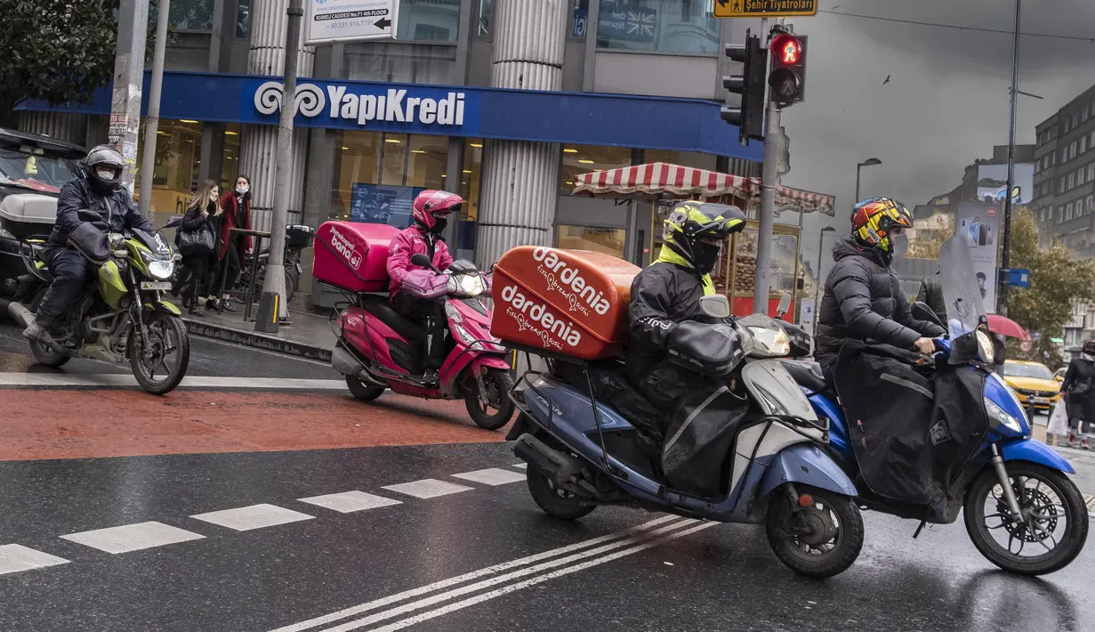 Para kurir mengendarai sepeda motor di Istanbul, Turki, 1 Desember 2020. Bisnis kurir sepeda motor menjadi lapangan kerja yang berkembang pesat di kota-kota besar di Turki. (Xinhua/Osman Orsal)