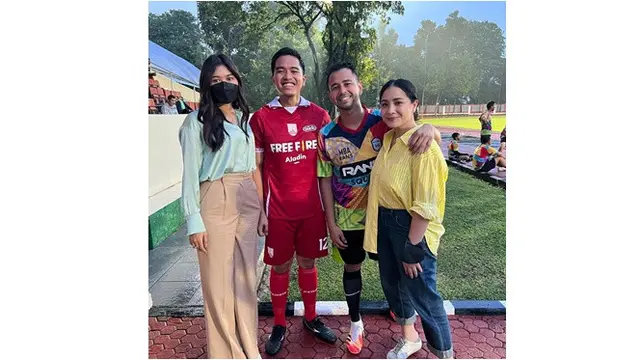 6 Potret Erina Gudono Temani Kaesang Main Bola, Momen Momong Cipung Curi Perhatian