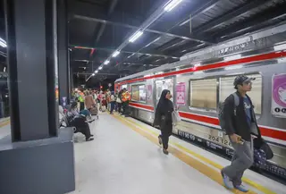 Masyarakat diminta memperhatikan perubahan jalur masuk stasiun, terutama bagi pengguna KRL yang selama ini memakai akses lama. Tampak dalam foto, calon penumpang berjalan saat uji coba Stasiun Rangkasbitung Ultimate di Lebak, Banten, Senin (24/11/2025) malam. (merdeka.com/Arie Basuki)