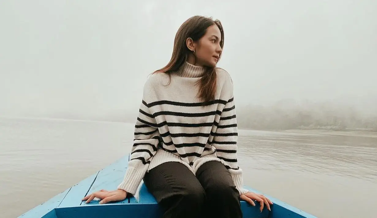 Gaya kasual seakan sudah menjadi andalan aktris sekaligus host tersebut. Saat tengah berlibur, Ensy memilih tampil simpel dan modis. Ia tampak mengenakan sweater bermotif stripe yang dipadukan dengan celana hitam panjang.(Liputan6.com/IG/@enzystoria)