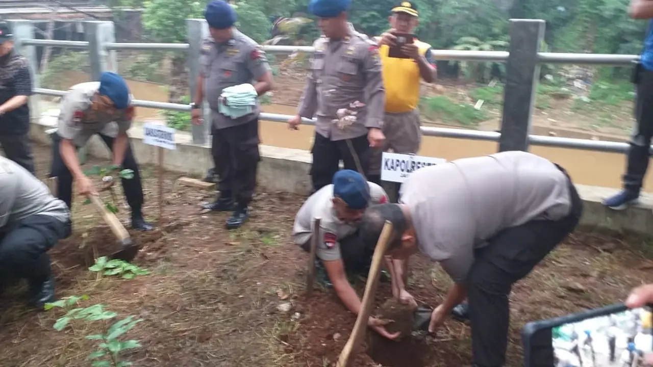 TNI-Polri Tanam 1.000 Pohon dan Bersih-Bersih Kali Ciliwung