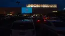 Puluhan mobil terparkir di depan layar bioskop saat pemutaran film drive-in di Union Market, Washington, 3 Agustus 2018. Kepopuleran teater-teater luar ruangan dengan layar raksasa ini mencapai puncaknya pada akhir 1950-an. (AFP PHOTO/Nicholas Kamm)