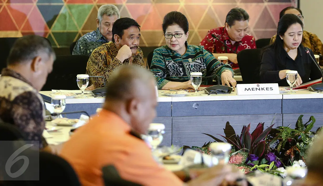 (Ki-ka) Wagub DKI Djarot Saiful Hidayat, Menkes Nila F Moeloek dan Menko PMK Puan Maharani sebelum menggelar rapat koordinasi di Kementerian PMK, Jakarta, Jumat (2/9). Rakor tersebut terkait antisipasi banjir dan tanah longsor (Liputan6.com/Faizal Fanani)