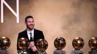 Sejak para pemain di luar Eropa mendapat kesempatan memperebutkan Ballon d'Or mulai edisi 1995, tercatat 5 pemain dari Amerika Latin yang pernah meraihnya. Dipuncaki Lionel Messi yang telah merebut 6 gelar bersama Barcelona, berikut daftar lengkapnya. (AFP/Franck Fife)