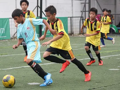 Duel menarik para pesepak bola belia dalam Liga Bola Indonesia yang digulirkan pada Minggu (23/10/2016), di Sabnani Park, Tangerang. (Liga Bola Indonesia)