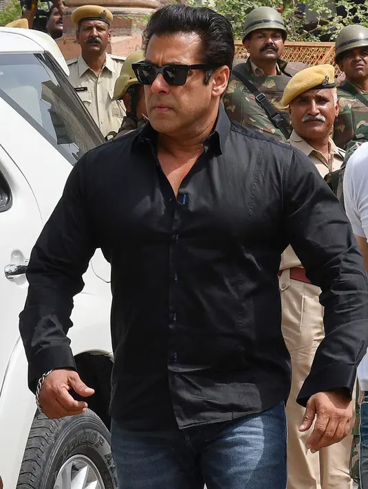 Bintang Bollywood, Salman Khan tiba untuk mendengarkan putusan di Pengadilan Rajasthan, India, Kamis (5/4). Salman Khan dinyatakan bersalah memburu  blackbuck, hewan jenis antelop, yang terancam punah pada 1998 silam. (AFP PHOTO)
