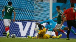 Memanfaatkan bola muntah, penyerang Meksiko, Oribe Peralta (kedua dari kanan) berhasil menjebol gawang Kamerun di babak penyisihan grup A Piala Dunia 2014 di Estadio das Dunas, Natal, Brasil, (13/6/2014). (REUTERS/Toru Hanai)
