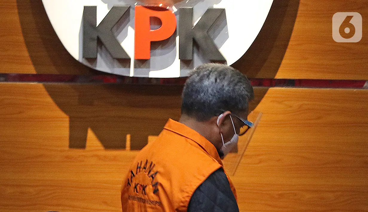 Gubernur Sulawesi Selatan Nurdin Abdullah mengenakan rompi tahanan usai pemeriksaan di gedung KPK, Jakarta, Minggu (28/2/2021) dini hari. KPK menetapkan Nurdin Abdullah sebagai tersangka kasus dugaan suap proyek infrastruktur di lingkungan Pemprov Sulawesi Selatan. (Liputan6.com/Herman Zakharia)