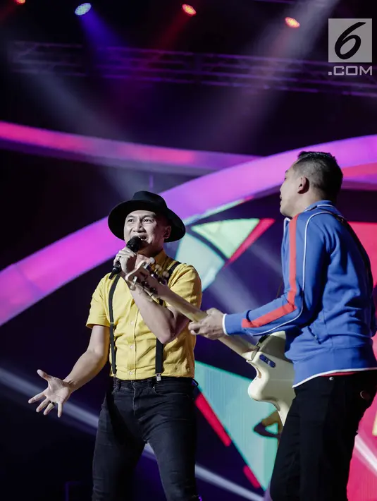 Penampilan Anji dan Ade Govinda saat menghibur penonton dalam Konser 100 Hari Menuju Asian Games 2018 di Studio 6 Emtek, Jakarta, Kamis (10/5). (Liputan6.com/Faizal Fanani)