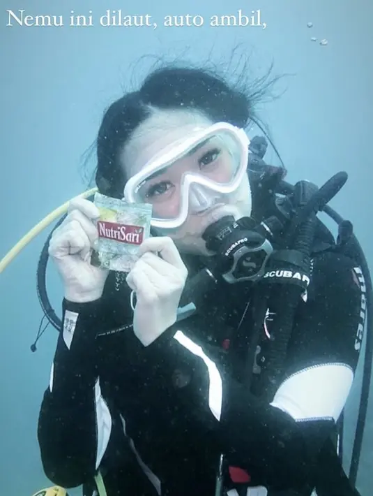 <p>Mengenakan baju selam dan perlengkapan diving lainnya, Gisel ternyata menemukan sampah kemasan sebuah brand minuman. Ia pun langsung bergaya seperti sedang meminumnya. @gisel_la</p>