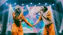 Rizky Febian dan Mahalini Raharja jadi pasangan kekasih kalangan selebriti yang cukup jadi sorotan. Tak jarang pula mereka duet bareng. Bahkan Rizky dan Mahalini seolah tak segan mengumbar kemesraan di atas panggung. (Liputan6.com/IG/@mahaliniraharja)